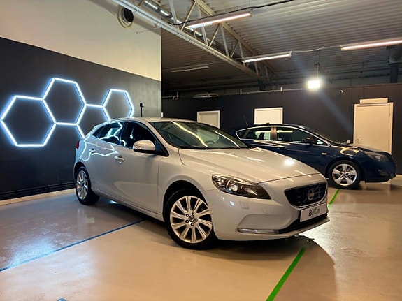 Volvo V40 2 of 15