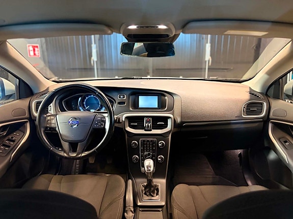 Volvo V40 8 of 15