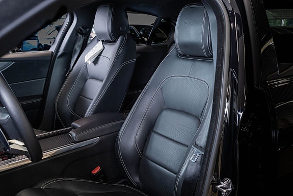 Jaguar XE 15 of 26