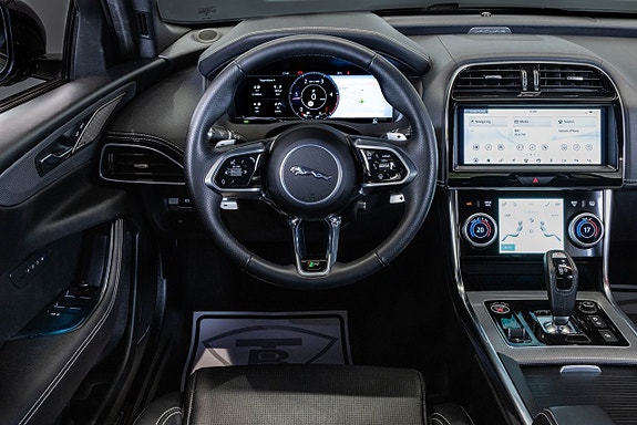Jaguar XE 17 of 26