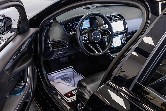 Jaguar XE 13 of 26