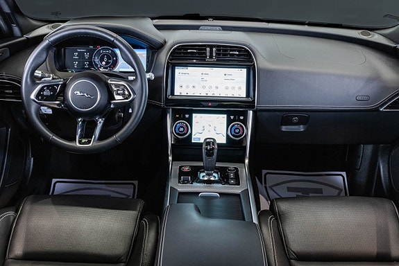 Jaguar XE 16 of 26