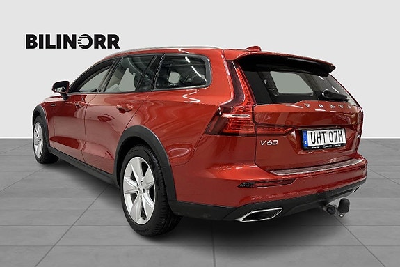 Volvo V60 Cross Country 2 of 11