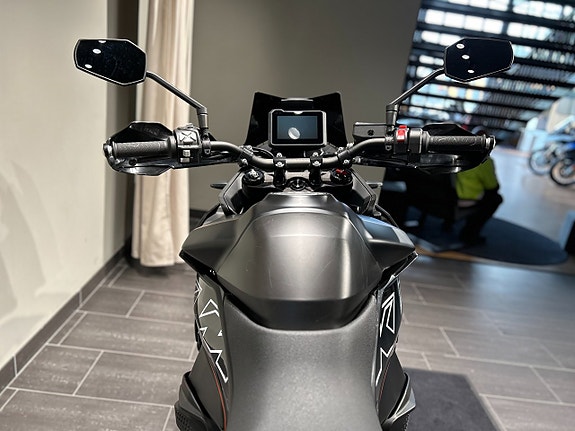 KTM 890 SMT /Techpack / Endast 671 mil / Nya däck 12 of 20