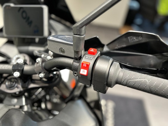 KTM 890 SMT /Techpack / Endast 671 mil / Nya däck 16 of 20