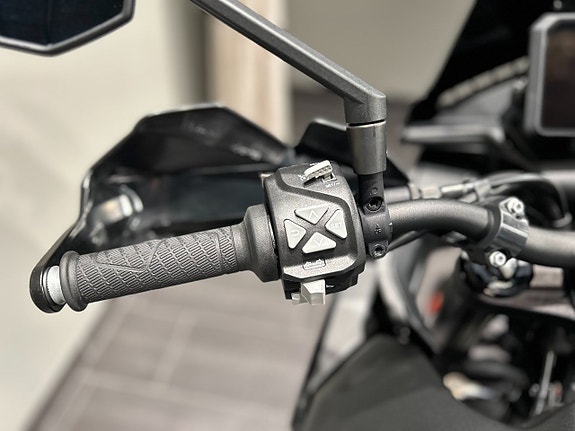 KTM 890 SMT /Techpack / Endast 671 mil / Nya däck 17 of 20