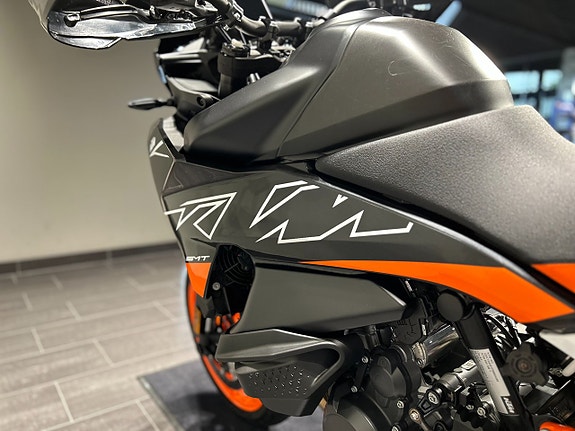 KTM 890 SMT /Techpack / Endast 671 mil / Nya däck 13 of 20