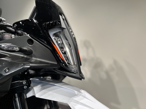 KTM 890 SMT /Techpack / Endast 671 mil / Nya däck 14 of 20