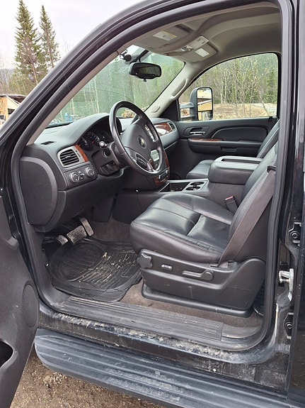 Chevrolet Suburban 3 of 8