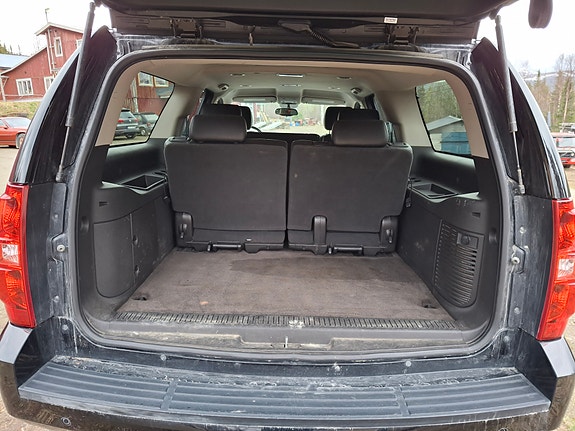 Chevrolet Suburban 5 of 8