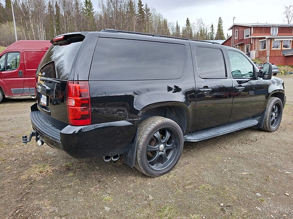 Chevrolet Suburban 2 of 8