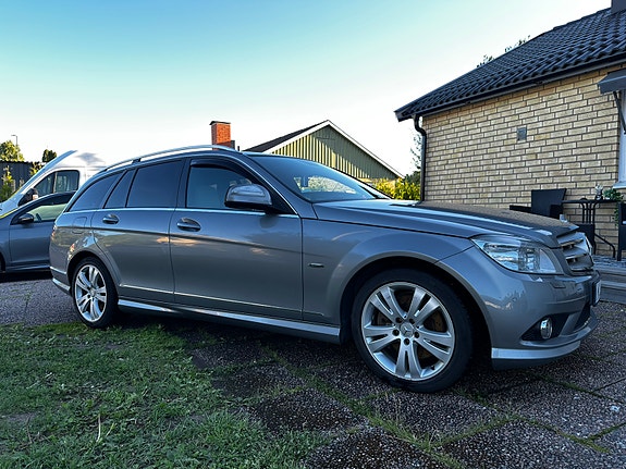 Mercedes-Benz C320 8 of 12