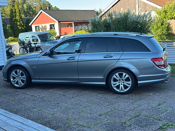 Mercedes-Benz C320 2 of 12