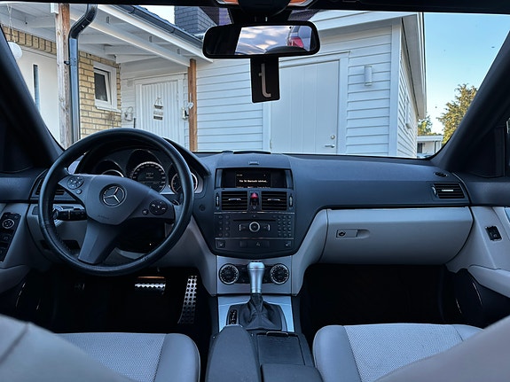 Mercedes-Benz C320 9 of 12