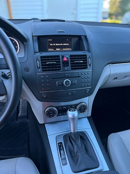 Mercedes-Benz C320 11 of 12
