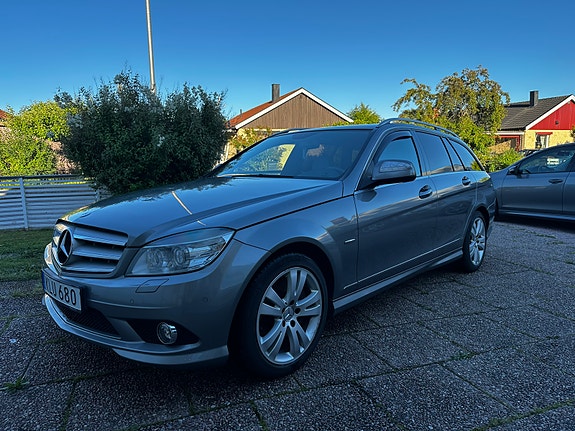 Mercedes-Benz C320 7 of 12
