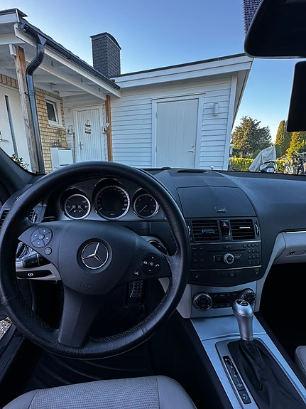 Mercedes-Benz C320 10 of 12