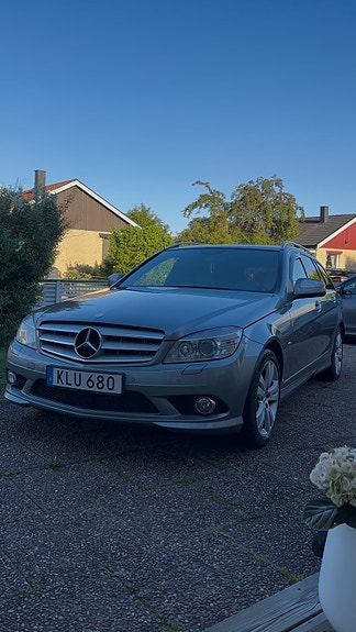 Mercedes-Benz C320 6 of 12