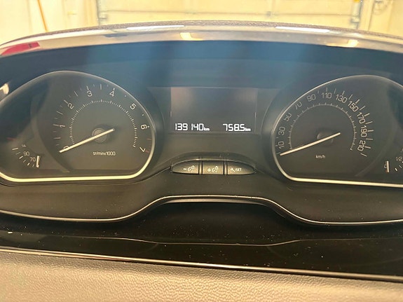 Peugeot 208 6 of 9
