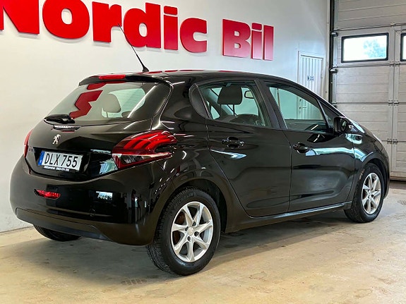 Peugeot 208 4 of 9