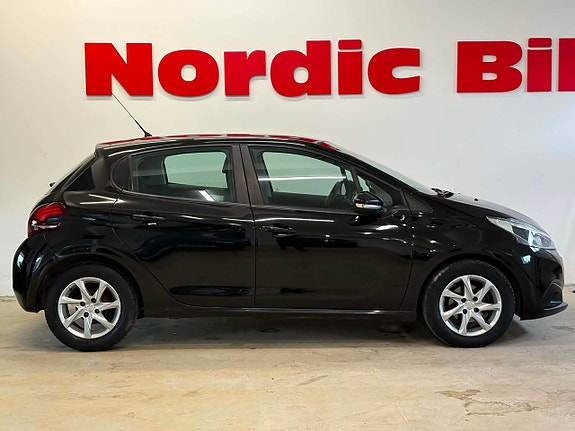 Peugeot 208 3 of 9
