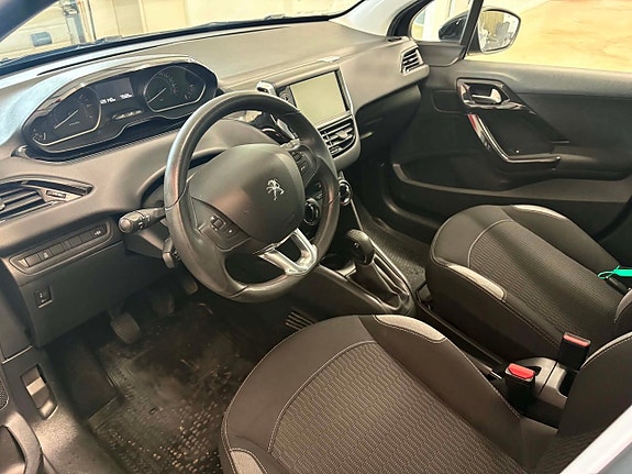 Peugeot 208 5 of 9
