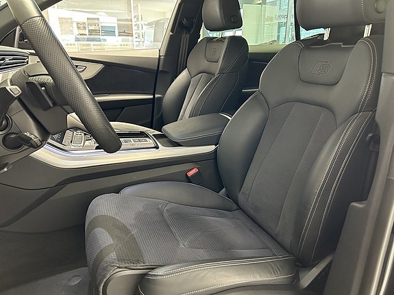 Audi Q8 9 of 27