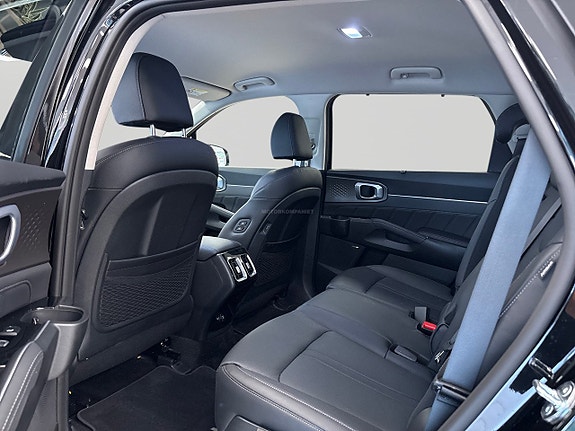 Kia Sorento 9 of 16