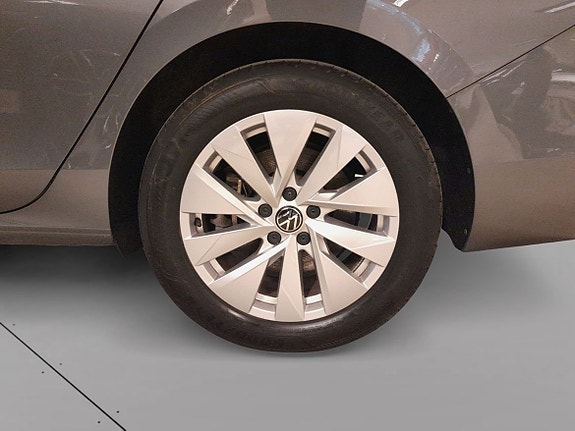 Volkswagen Passat 9 of 17