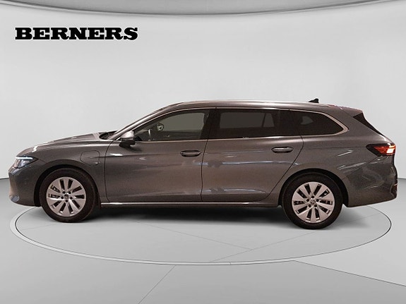 Volkswagen Passat 2 of 17