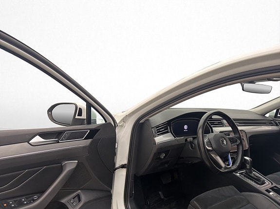 Volkswagen Passat 11 of 30