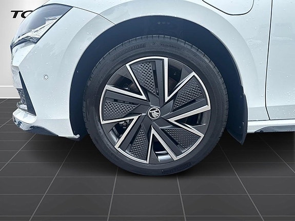 Skoda Superb 9 of 27