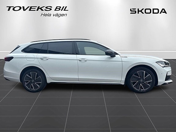 Skoda Superb 2 of 27