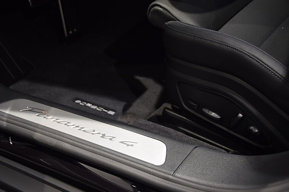 Porsche Panamera 4 9 of 17