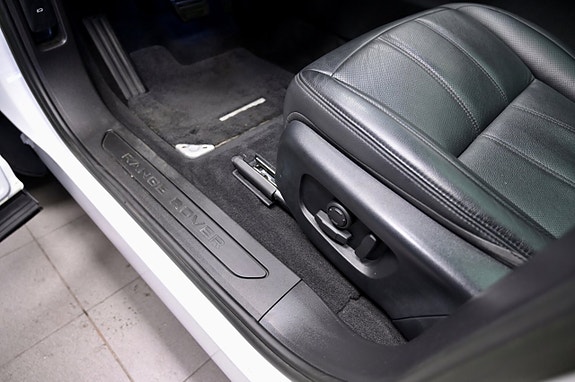 Land Rover Range Rover Evoque 18 of 29