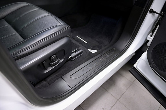 Land Rover Range Rover Evoque 12 of 29