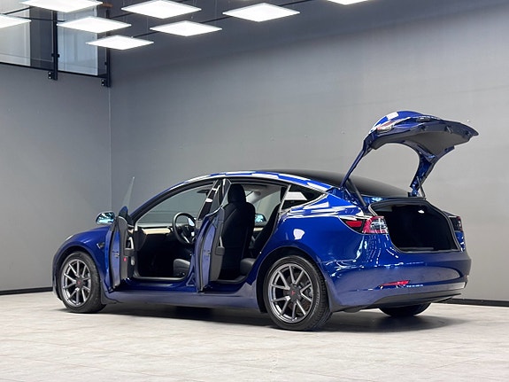 Tesla Model 3 11 of 19