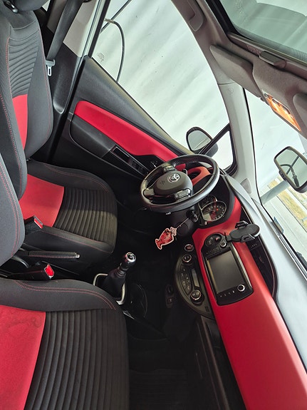 Toyota Yaris 6 of 10