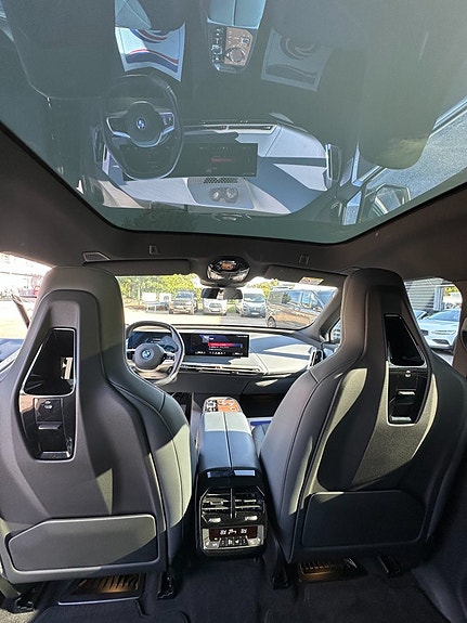 BMW iX 9 of 13