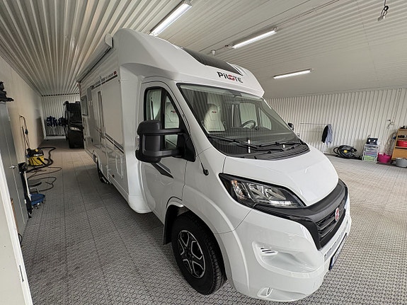 Pilote P696U Expression U-soffa bak