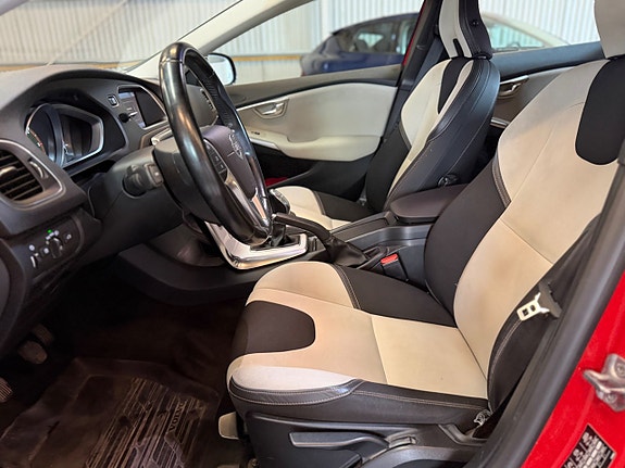 Volvo V40 Cross Country 12 of 19