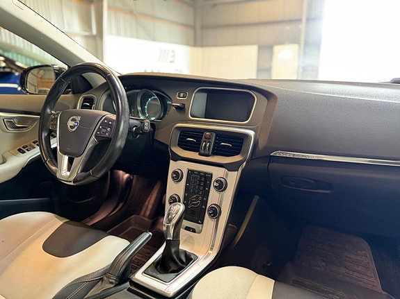 Volvo V40 Cross Country 13 of 19