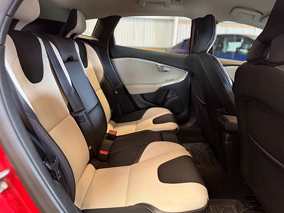 Volvo V40 Cross Country 14 of 19