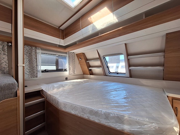 Hobby De Luxe 545 KMF Barnkammare: 3 Bäddar, Dusch, Kampanjprodukt! 2 of 17