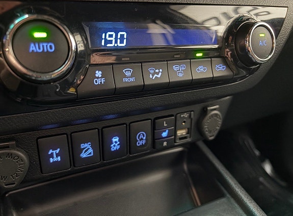 Toyota HiLux 10 of 11