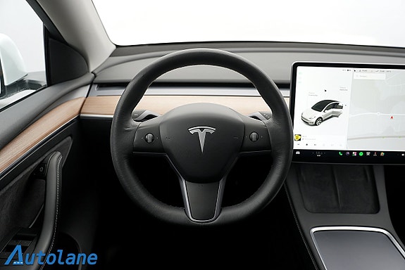 Tesla Model Y 24 of 30
