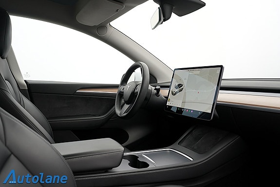 Tesla Model Y 16 of 30