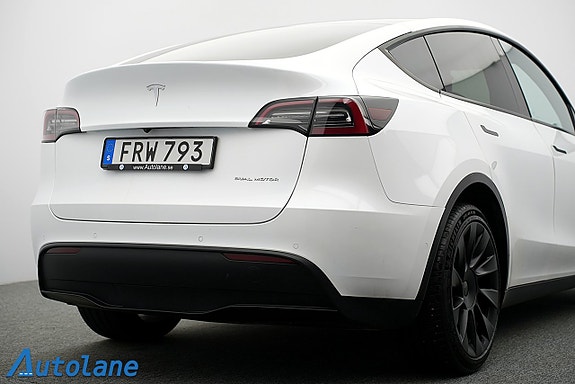 Tesla Model Y 13 of 30
