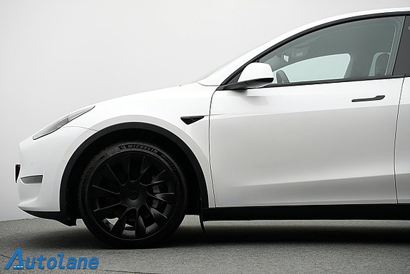 Tesla Model Y 12 of 30