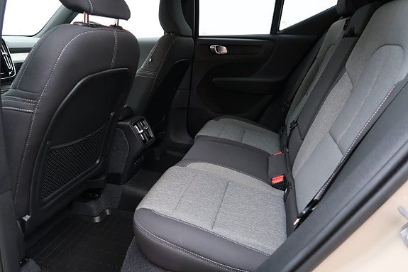 Volvo XC40 5 of 16